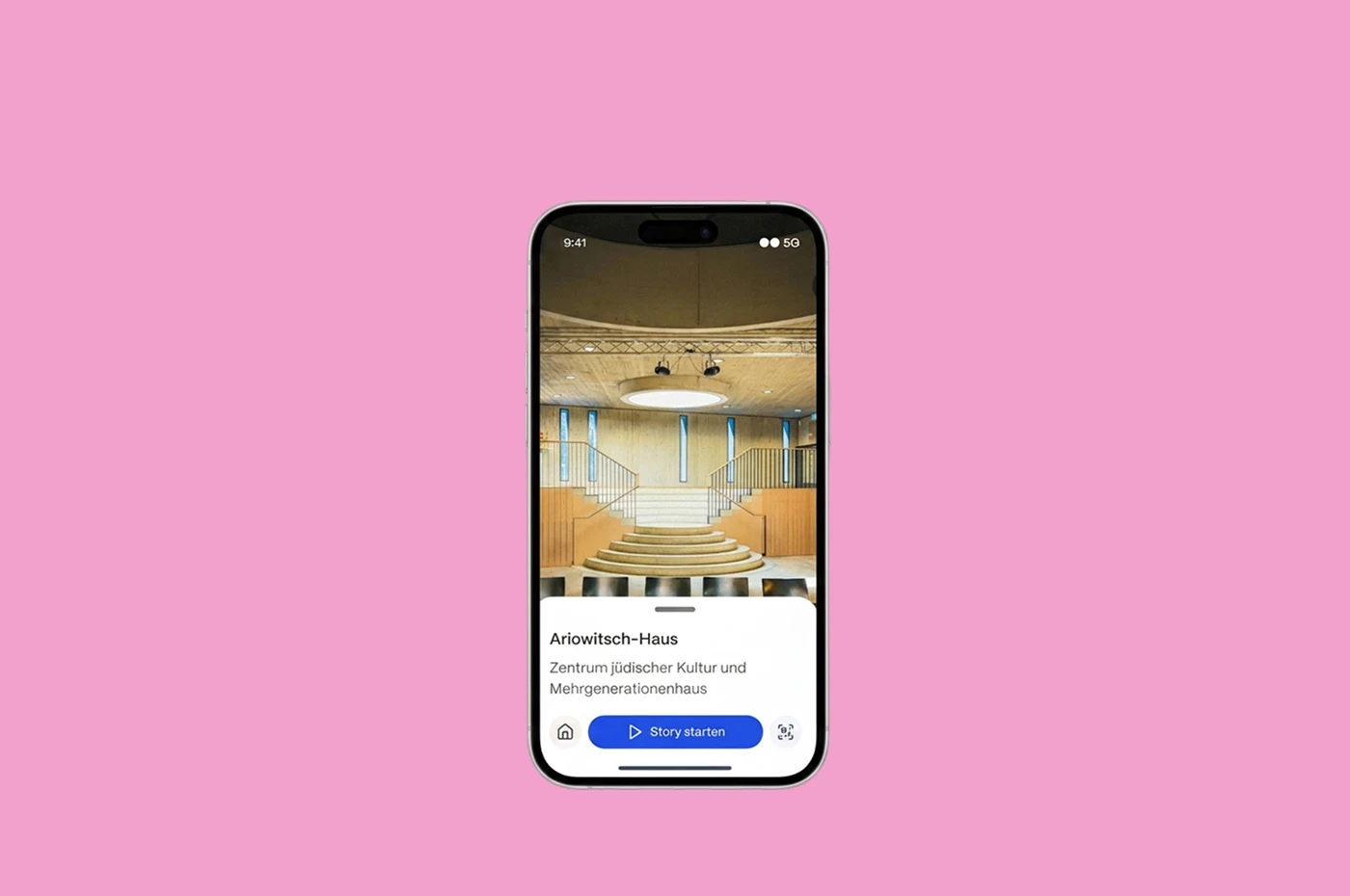 Ein Smartphone zeigt die Story-Seite zum Ariowitsch-Haus mit Foto, Kurzbeschreibung und dem Button „Story starten“.