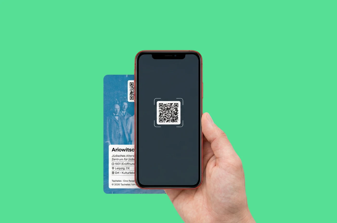 Eine Hand hält ein Smartphone über die Rückseite einer Tacheles-Karte und scannt deren QR-Code.