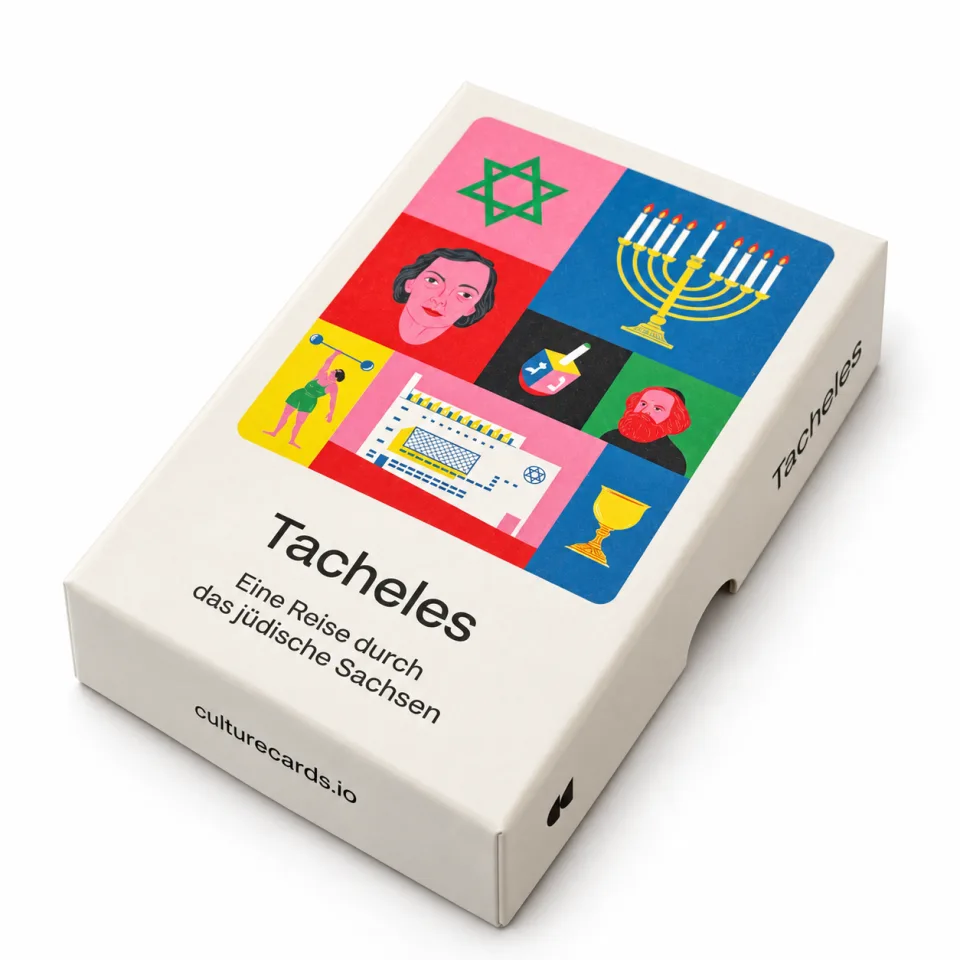Schachtel der Edition Tacheles mit illustriertem Deckel: Davidstern, Chanukkaleuchter, Porträts und Kidduschbecher, Untertitel „Eine Reise durch das jüdische Sachsen“.