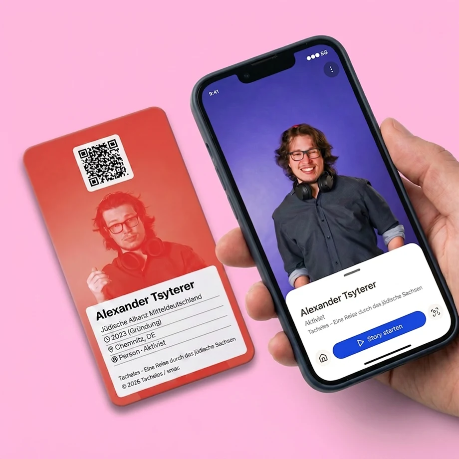 Rückseite der Tacheles-Karte zu Alexander Tsyterer mit QR-Code, daneben ein Smartphone mit seiner Story.